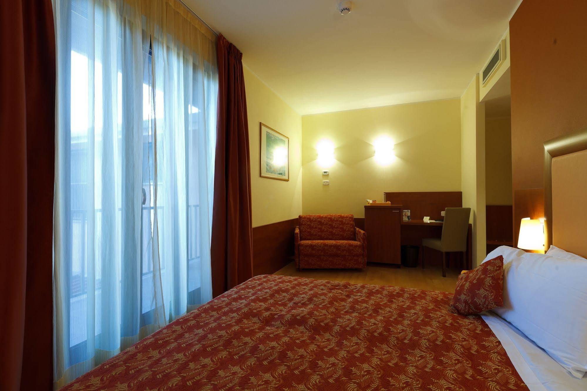 Hotel Villa Delle Rose - Malpensa Оледжо Экстерьер фото